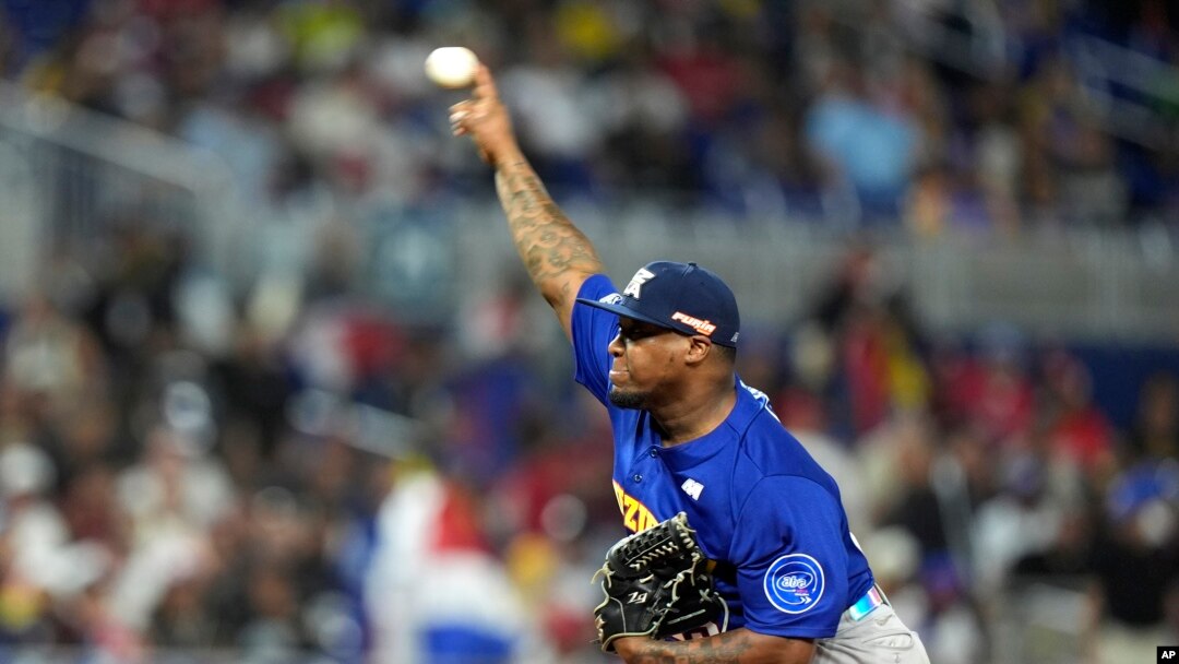 El venezolano Miguel Romero durante la primera entrada del partido de béisbol de la Serie del Caribe contra la República Dominicana, jueves 1 de febrero de 2024, en Miami. (AP Photo/Wilfredo Lee)