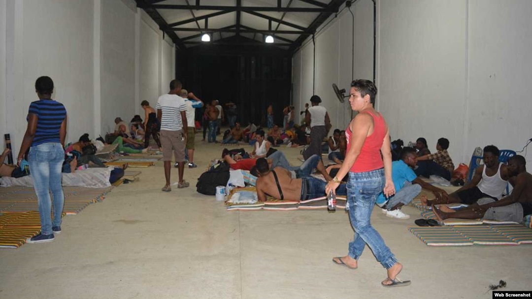 Migrantes cubanos en una bodega de Turbo que les sirve de albergue. 