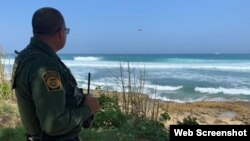 Un oficial de la Guardia Costera de Estados Unidos vigila un área de Las Tuinas del Faro, Aguadilla, Puerto Rico.