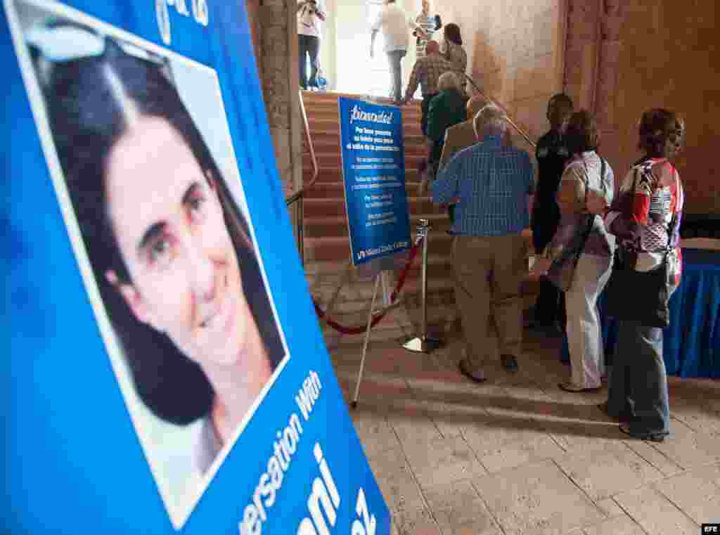 Varias personas llegan para asistir a la intervención de la bloguera y disidente cubana Yoani Sánchez hoy, lunes 1 de abril de 2013, en la emblemática Torre de la Libertad de Miami, Florida, todo un icono del éxodo cubano en esta ciudad estadounidense, do