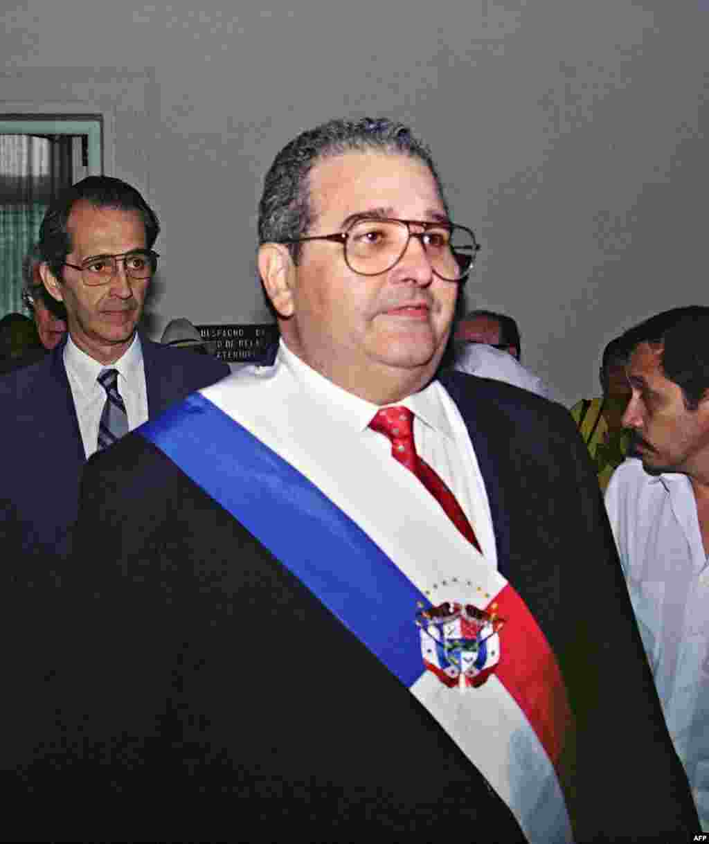 Guillermo Endara proclamado presidente de Panam&#225; y vicepresidente Ricardo Arias (i).