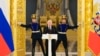 El presidente ruso, Vladimir Putin, durante una ceremonia oficial en el Kremlin, en Moscú, Rusia, el 1 de diciembre de 2021. (Grigory Sysoev, Sputnik, Kremlin Pool Photo vía AP)
