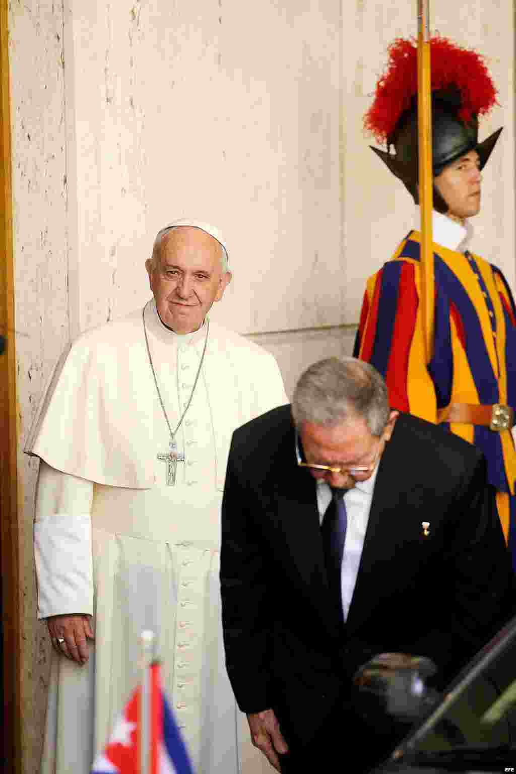 Raúl Castro se despide en la Santa Sede.