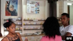 Las sales de rehidratación oral permiten tratar con éxito un 80% de los casos de cólera. Los antibióticos apropiados pueden reducir la duración de la diarrea y de la excreción de Vibrio cholerae. 