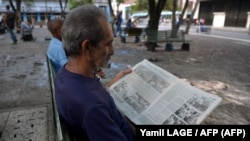 En La Habana un hombre lee el diario estatal Juventud Rebelde. (Yamil LAGE/AFP/Archivo)