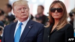 El presidente Donald Trump junto a la primera dama Melania Trump, en la conmemoración del Día D en Francia. 