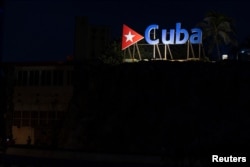 Un letrero luminoso con la palabra "Cuba" destaca en la oscuridad durante un apagón en La Habana. (REUTERS/Ricardo Arduengo)