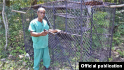 Ángel Cordero (Pachi) y la jaula trampa con la que atrapó los monos verdes. 