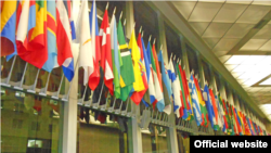Banderas de varios países en el vestíbulo del Departamento de Estado. 