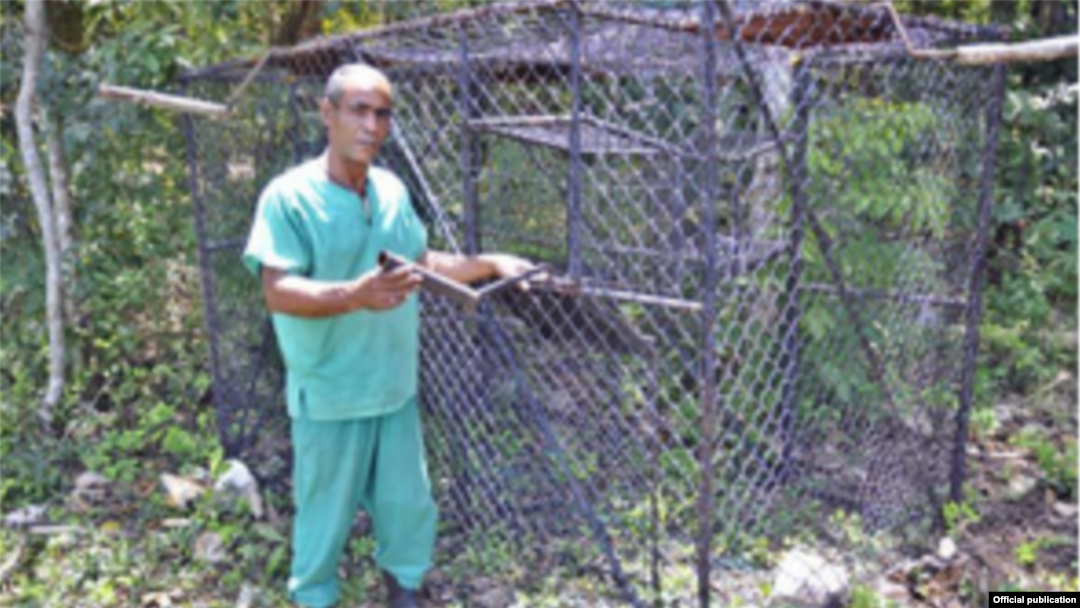 Ángel Cordero (Pachi) y la jaula trampa con la que atrapó los monos verdes. 