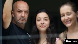 El excomisario de policía de Caracas, Iván Simonovis, junto a su hija y esposa, en una foto de 2014. 
