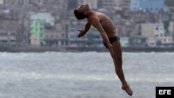 El clavadista británico Blake Aldridge realiza un salto hoy, sábado 10 de mayo de 2014, durante la primera etapa de la Serie Mundial de salto de gran altura en La Habana (Cuba).