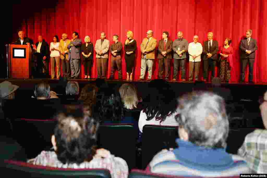 El director de OCB Tomás Regalado habla a los asistentes a la presentación de "Cuba 60 años" en el Teatro Manuel Artime de la Pequeña Habana.