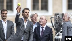 (i-d) El tenista suizo Roger Federer, el español Rafael Nadal, el extenista sueco Björn Borg, capitán del equipo de Europa en la Copa Laver, el extenista australiano Rod Laver, y el ex tenista estadounidense John McEnroe, capitán del equipo del resto del mundo.