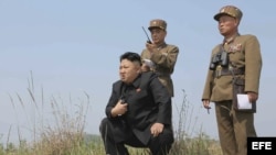 Fotografía de archivo sin fechar que muestra al líder norcoreano Kim Jong-un (i) mientras supervisa unas maniobras en Corea del Norte.