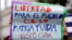 Manifestantes con carteles que piden la libertad de de cuba