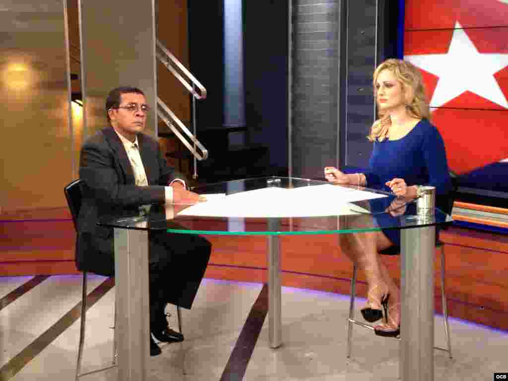Luis Felipe Rojas y Karen Caballero durante la transmisi&oacute;n del programa