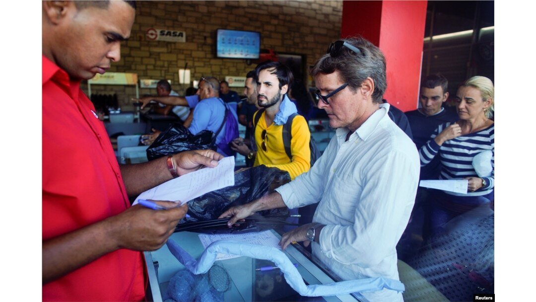 Clientes de una de las tiendas en dólares compran piezas para motocicletas el lunes en La Habana (Foto: Alexandre Meneghini/Reuters).