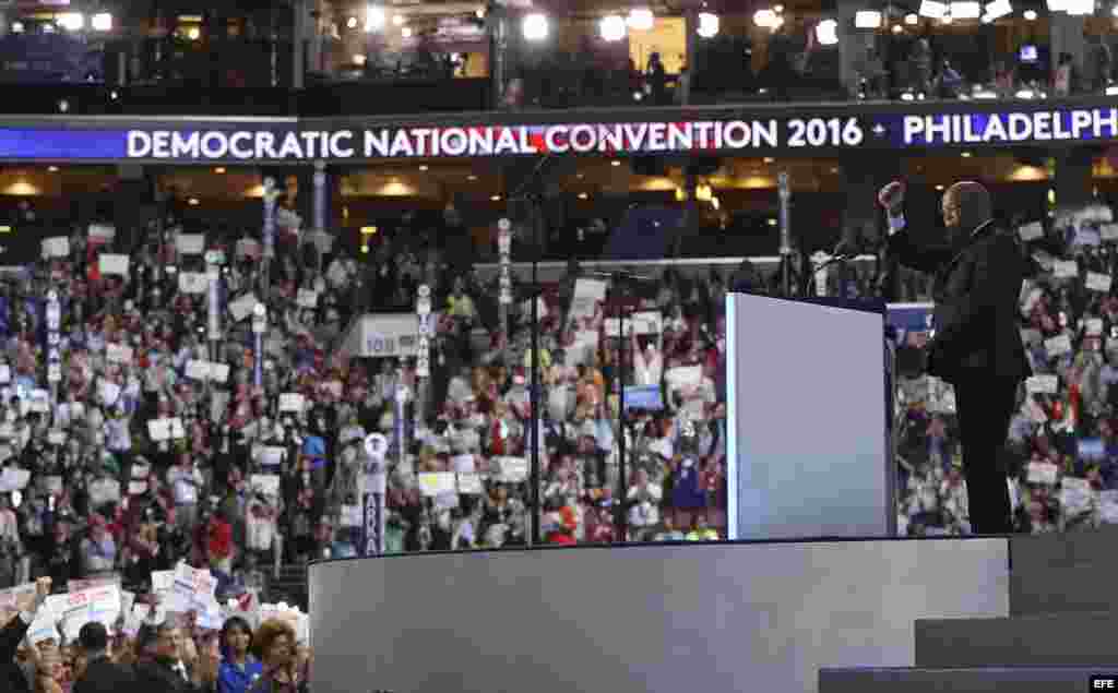 El representante estadounidense John Lewis postula a Hillary Clinton para presidente en el segundo día de la Convención Nacional Demócrata &nbsp;en el Centro Wells Fargo en Filadelfia (EE.UU.).