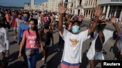Cubanos gritan consignas contra el gobierno en La Habana, el 11 de julio de 2021. (REUTERS/Alexandre Meneghini)