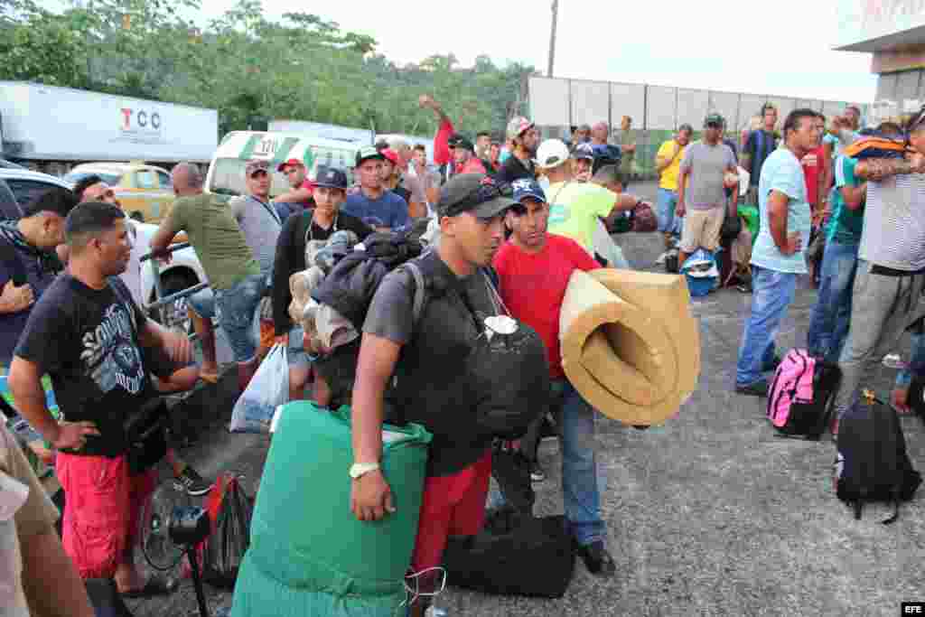 Migrantes cubanos que a finales de diciembre de 2015 esperaban ser ubicados en hoteles en Panamá, mientras buscan llegar a Estados Unidos.