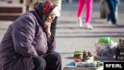 Una mujer vende comida enlatada casera en una calle en Kaliningrado. 
