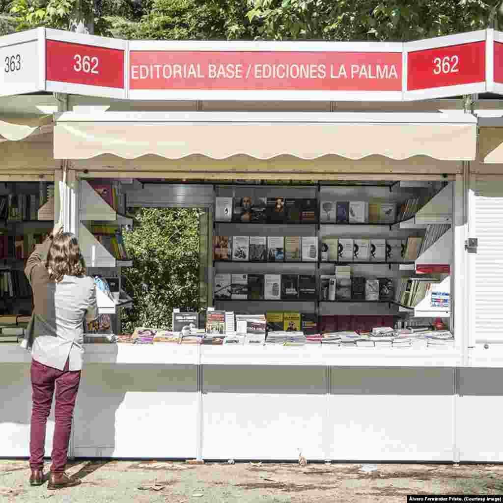 Abre el stand de Ediciones La Palma en la Feria del Libro de Madrid.