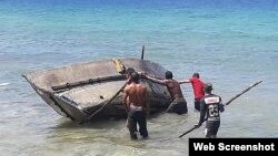 Embarcación rústica en la que viajaban los migrantes cubanos. (Foto: Cayman News Service)