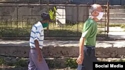 Ancianos de Antilla con máscaras protectoras por el coronavirus. (Tomado de Facebook)