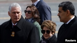 Nicolás Maduro, Miguel Díaz-Canel y Lis Cuesta en Moscú, Rusia, el 9 de mayo de 2025. (REUTERS/Maxim Shemetov)