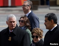 Nicolás Maduro, Miguel Díaz-Canel y Lis Cuesta en la Plaza Roja, en el centro de Moscú, Rusia, el 9 de mayo de 2025.