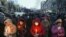 Varias personas sostienen velas durante una ceremonia celebrada en memoria de las personas que murieron en violentos enfrentamientos entre manifestantes y policía, en Kiev (Ucrania) hoy, viernes 24 de enero de 2014