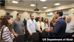Embajador Kevin Cabrera Marino conversa presentes en la rueda de prensa donde anunció la extradición deAli Zaki Hage Jalil.
