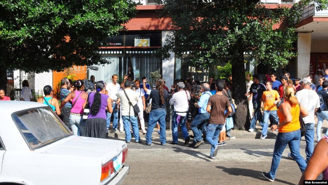 Asedio en 23 y L a una Dama de Blanco diciembre 10 2013.