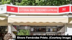 Abre el stand de Ediciones La Palma en la Feria del Libro de Madrid.