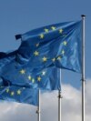 Banderas de la Unión Europea en las afueras de la sede de la Comisión Europea en Bruselas, Bélgica.