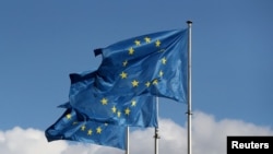 Banderas de la Unión Europea en las afueras de la sede de la Comisión Europea en Bruselas, Bélgica.