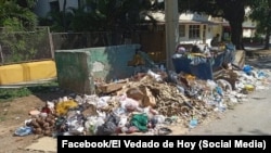 Vecinos del Vedado denuncian insalubridad por basura acumulada y contenedores en mal estado, cerca de centros de salud.