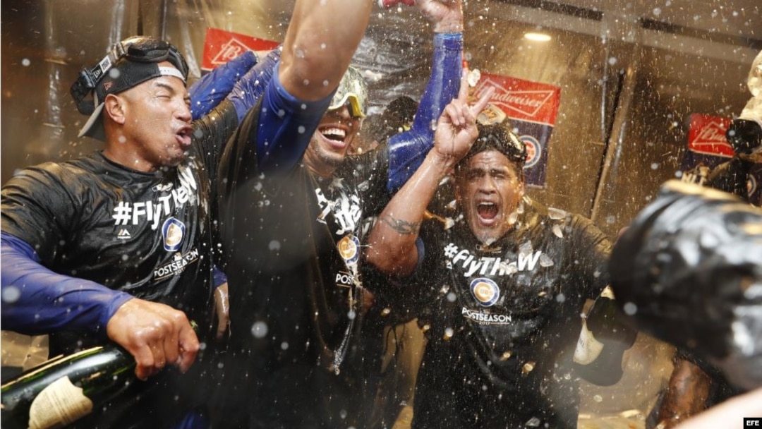 Los Cachorros de Chicago celebran en los vestuarios tras vencer a los Nacionales de Washington.