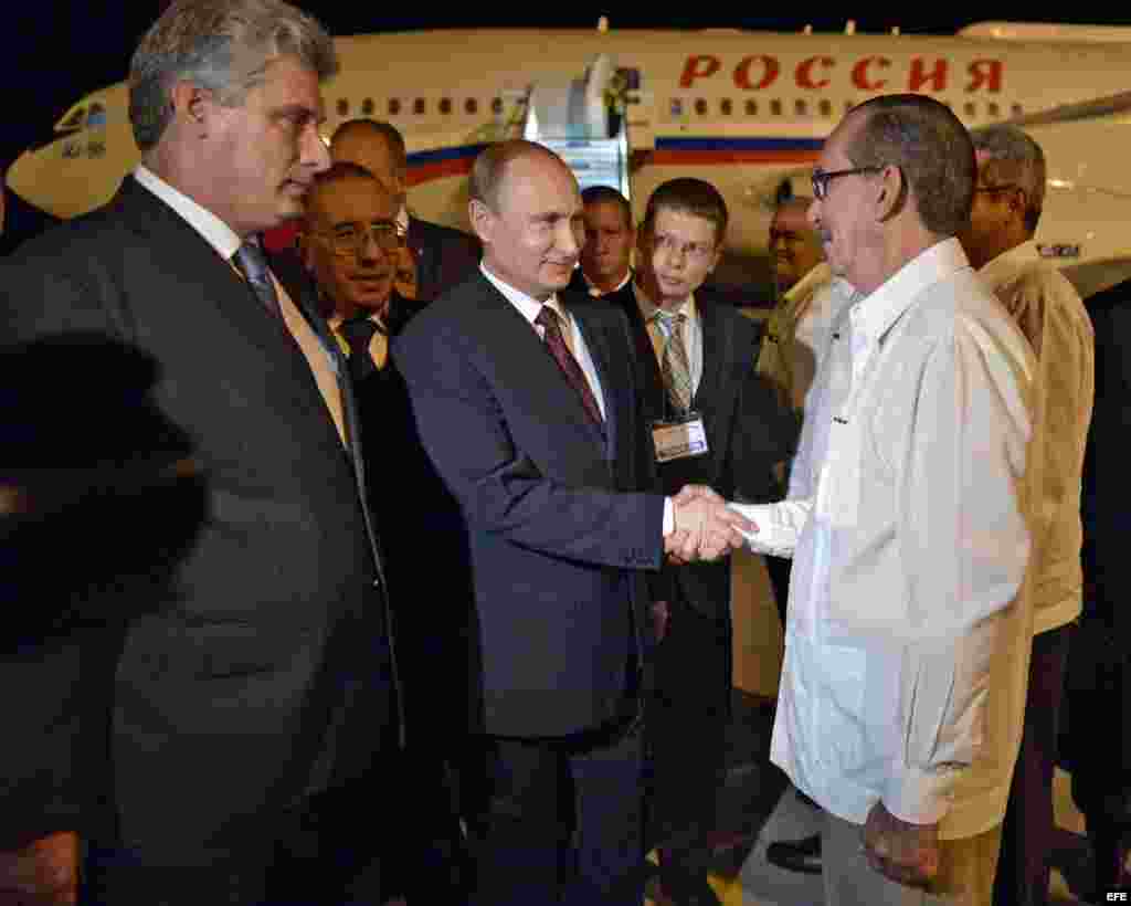 Putin fue recibido en la madrugada por el primer vicepresidente de Cuba, Miguel Diaz-Canel, y personal de la sede diplomática de Rusia en Cuba, entre otros funcionarios en el Aeropuerto Internacional José Martí de La Habana (Cuba).