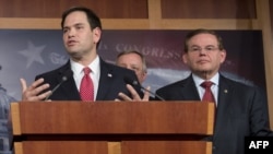 Senadores Marco Rubio, (R-FL) y Bob Menéndez, (D-NJ). (Foto: Saul Loeb/AFP)