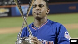 Yoenis Cespedes, de Atléticos, sostiene el trofeo después de ganar el Clásico de Cuadrangulares de las Estrellas de la MLB hoy, lunes 15 de julio de 2013 en el Citi Field de Flushing, Nueva York (EE.UU.). 