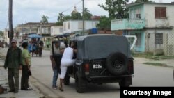 Momento en que la dama de blanco Caridad Burunate es conducida por fuerzas represivas en Colón, Matanzas. (TWITTER: Cortesía de Iván H. Carrillo).