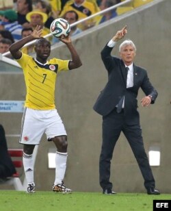 El defensa colombiano Pablo Armero (i) y el seleccionador del equipo Colombia, José Pekerman, (d), durante el partido Colombia-Uruguay, de octavos de final del Mundial de Fútbol de Brasil 2014.
