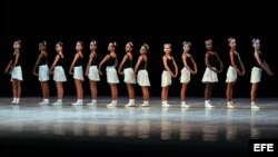 Integrantes de los diferentes niveles de las escuelas de ballet realizan un desfile en La Habana (Cuba).