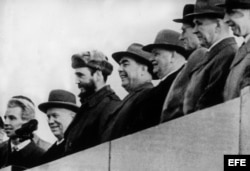 Fidel Castro (3º izda), acompañado de Nikita Kruschev (2º izda) y el presidente del Presidium del Soviet Supremo, Leónidas Brezhnev, (4º izda) durante los actos organizados en su honor a su llegada a Moscú en 1963.