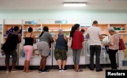 El desabastecimiento generalizado de alimentos y productos básicos golpea a los consumidores en Cuba.