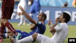 El zaguero italiano Giorgio Chiellini y el delantero uruguayo Luis Suárez tras el incidente sancionado por la FIFA.