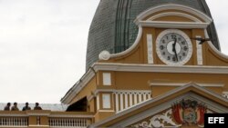 LOS RELOJES QUE MARCAN AL REVÉS, EL NUEVO SÍMBOLO DEL CAMBIO EN BOLIVIA