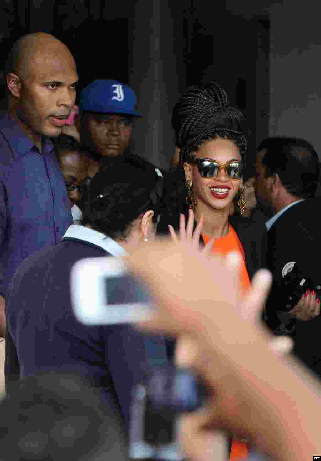 La cantante estadounidense Beyoncé (c) y su esposo, el rapero Jay-Z (i) salen hoy, jueves 4 de abril de 2013, del Hotel Saratoga en La Habana (Cuba), donde se hospedan junto a varios miembros de su familia, para celebrar los cinco años de su matrimonio. E